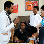 診察についてエチオピア人医師とディスカッション